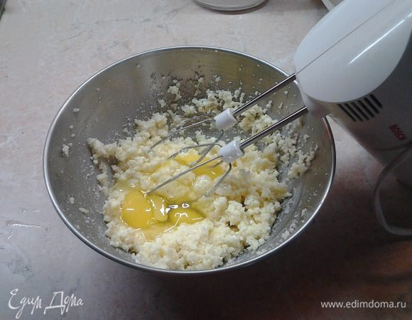 Добавить яйца.
