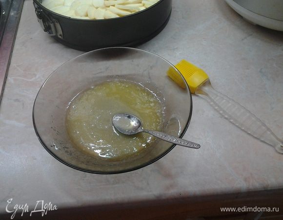 Растопить масло для глазури и в нем размешать сахар, чтобы растопился. 
Яблоки очистить от сердцевины и кожуры.