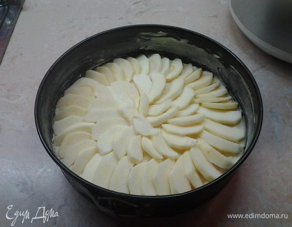 Разложить яблоки сверху теста и залить глазурью. Я делала силиконовой кисточкой. Так ровнее ложиться.