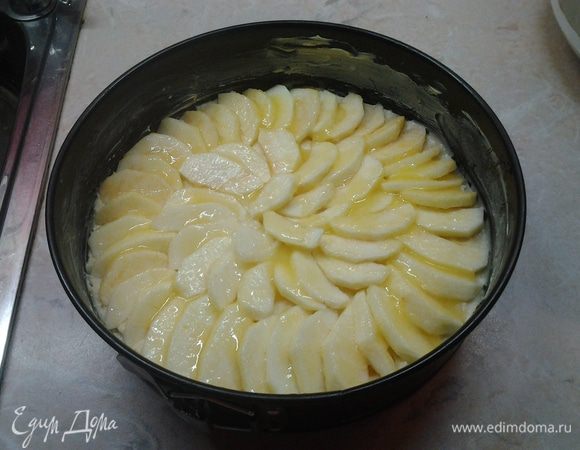 Поставить пирог в духовку на 40-45 минут.