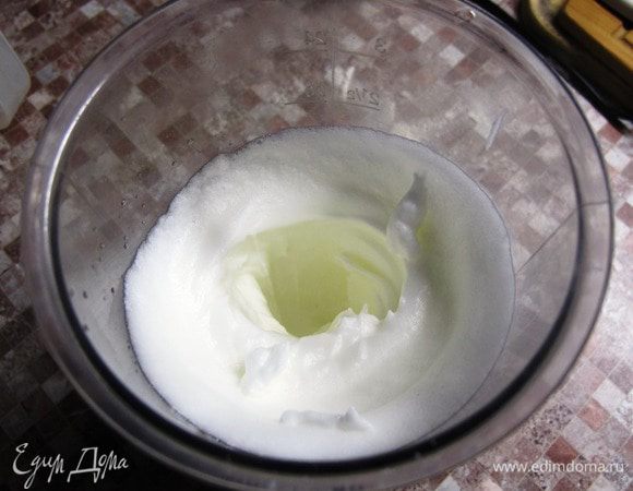 Взбить масло комнатной температуры с сахарной пудрой до белизны.