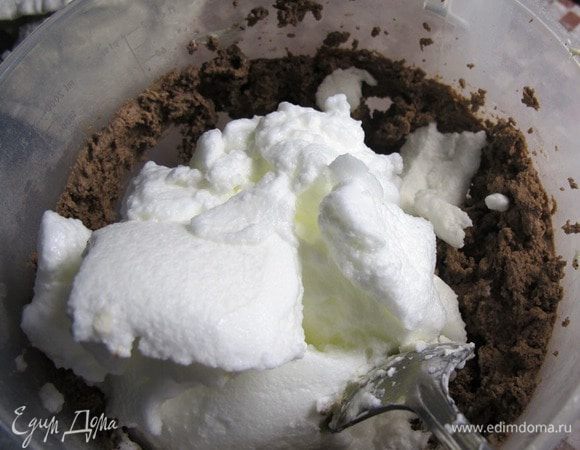 В отдельной посуде взбить белки с щепоткой соли.