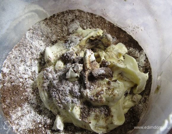 Соединить масляную и мучную смесь. Добавить взбитые белки и аккуратно перемешать без миксера.