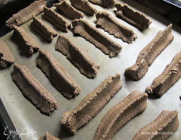 С помощью кондитерског мешка отсадить тесто на противень. 