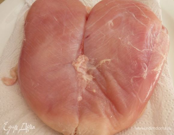 Промойте грудки и высушите бумажным полотенцем. 
