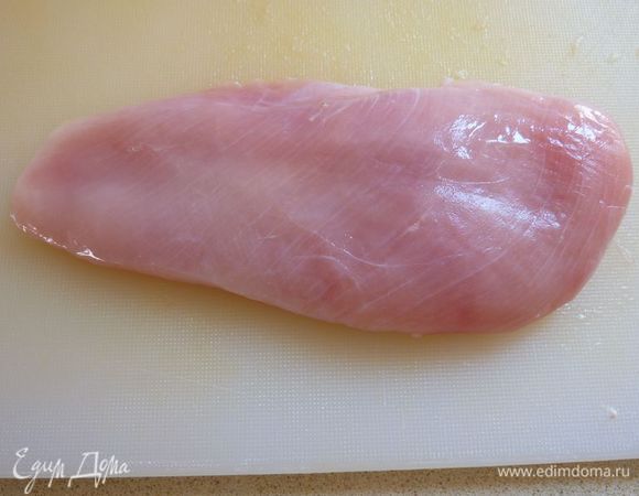 Разрезать по полам и вдоль. Удалите жир и сухожилия (все белые или твердые ткани).
