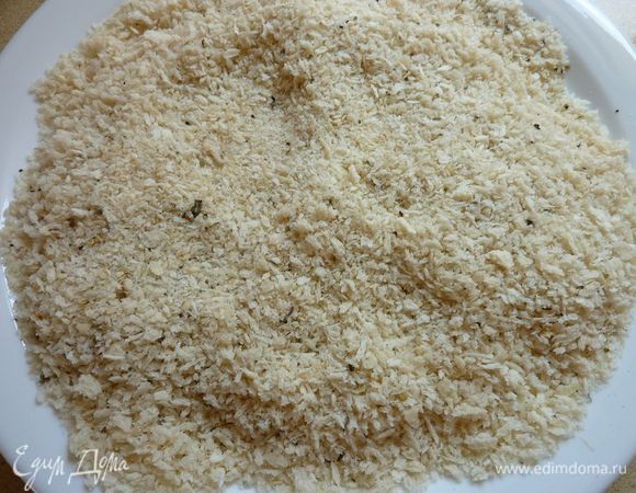 В тарелки посыпать  хлебные крошки и смешать с базиликам и паприкой  .
