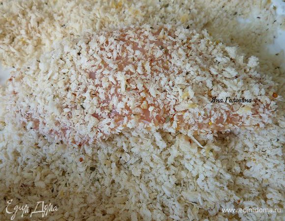 Обмокать шницель в яйце потом в сухарях
