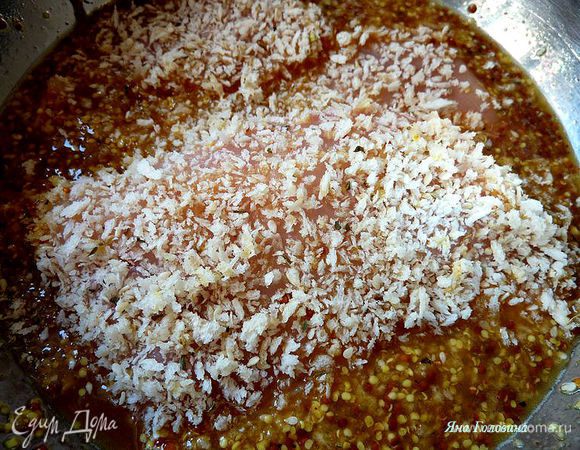 И снова в яйце и сухарях  . 
Разогреть масло в сковороде  толщиной 1 см, на среднем огне.