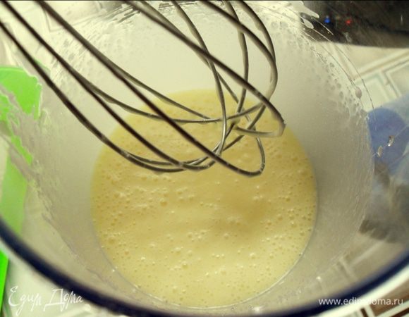 Яйца и сахар, ванилин растереть миксером добела. Растопить маргарин и добавить в яично-сахарную смесь и снова  хорошо перемешать (можно тоже миксером).