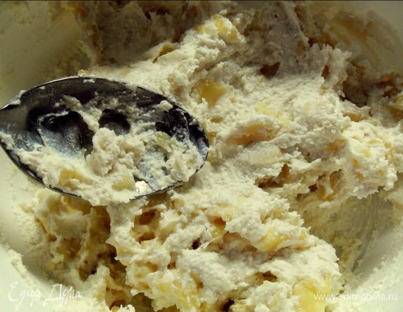 Добавляем бананы в творог и аккуратно перемешиваем.