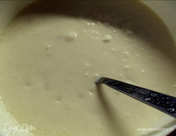 Теперь выливаем яично-сахарно-маргариновую смесь в творог с бананами и аккуратно перемешиваем ложкой.
