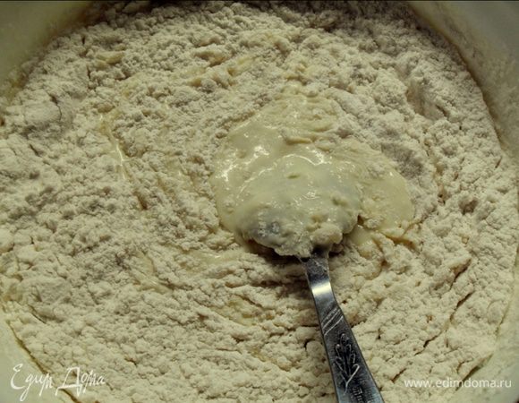 Просеиваем муку и разрыхлитель  и продолжаем аккуратно вымешивать. 
Выкладываем тесто в формочки. Выпекать 40-45 минут при температуре 180 гр.
