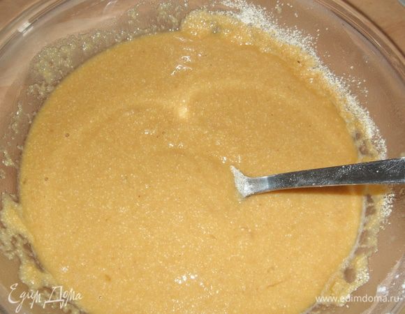 Соус, яйца, горчицу, крахмал и панировочные сухари (если будете добавлять) хорошенько размешиваем.