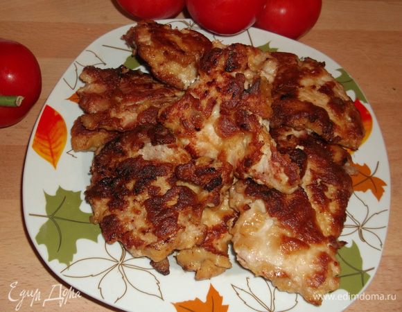 Обжариваем с двух сторон. Я, когда переворачиваю на другую сторону, всегда прикрываю крышкой, чтобы они немножко протушились... но это на ваше усмотрение. Подаём с любым гарниром.