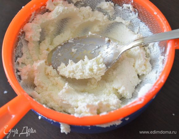 Творог дважды протереть через сито.