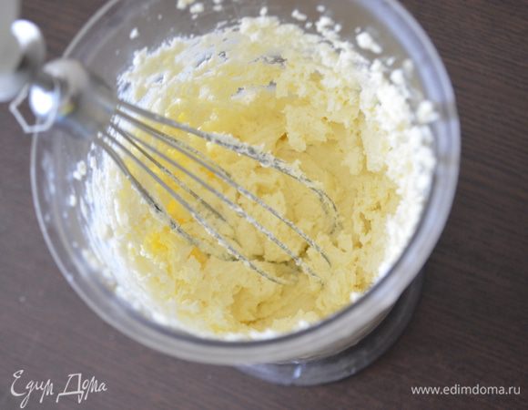 Добавить мягкое сливочное масло и взбить все вместе блендером в пышную массу.