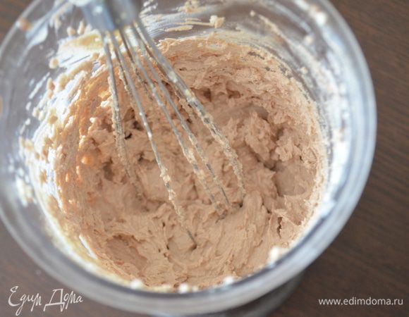 Добавить шокосгущенку в творог и еще раз взбить, убрать в холодильник на 20 минут.