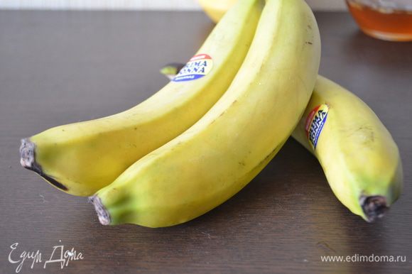 Бананы помыть и почистить, разрезать по вдоль на 2 части.