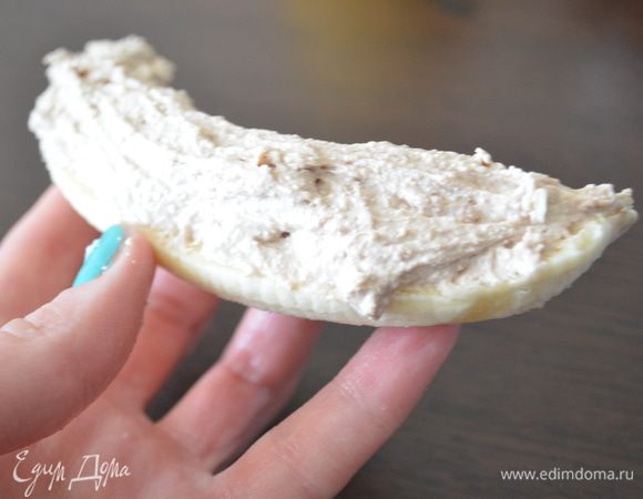 Покрыть половинки кремом и разровнять по всей длине. На 1 половинку у меня ушло примерно по 2-3 ст. ложки крема. 