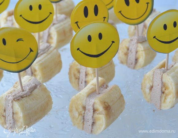 Перед подачей разрезать банан на 3 части. Воткнуть декор или шпажки для канапе.