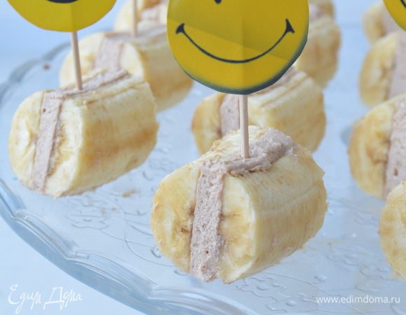 Такой декор сделать очень просто и быстро! Я  распечатала на плотном картоне рожицы, наклеила их на зубочистки. Можно взять клубнички, божьих коровок или сердечки) - в общем, все, что захотите!