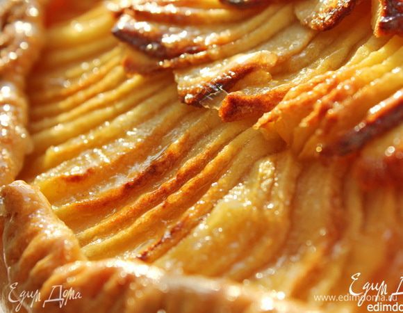 Готовую галету еще горячей смазать джемом с помощью кисточки и дать ей немного «отдышаться». Подавать теплой.