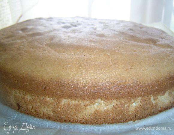 Я выставляла похожий рецепт, это был "Супервишневый панчо" http://www.edimdoma.ru/retsepty/33747-tort-supervishnevyy-pancho-tescoma , а здесь я внесла изменения и дополнения и получилось что-то новенькое.
Ну, начинаем. Белки отделяем от желтков. Белки взбиваем с половиной сахара до устойчивых пиков, а желтки растираем со второй половиной сахара до бела, а затем соединяем желтки с белками. Просеиваем муку  и понемногу добавляем в яичную массу,аккуратно перемешиваем. Разъемную форму  застилаем пергаментной бумагой  и  выкладываем тесто, выпекаем при температуре 180 гр. 35-40 минут. готовность проверяем деревянной палочкой.