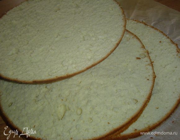 Даем коржу остыть, а затем разрезаем его вдоль на три части.