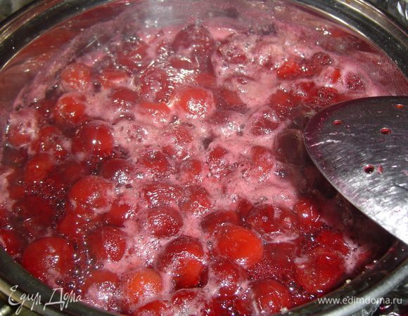 Замороженную вишню выкладываем в ковшик, засыпаем 150 г сахара, ставим на медленный огонь и увариваем 25 минут. В другой ковшик помещаем 400 г клубники,добавляем 100 г сахара и провариваем минут 15. 