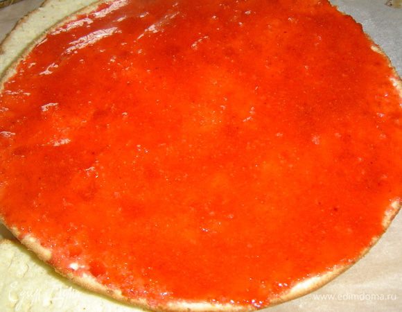 Затем отцеживаем вишню и клубнику (в отдельные емкости), а получившимся вишневым сиропом пропитываем два коржа, а клубничным один корж.