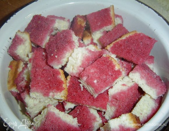 Пропитанные коржи (два - один с клубничной пропиткой,второй с вишневой) нарезаем небольшими прямоугольничками или квадратиками, а третий оставляем целым.