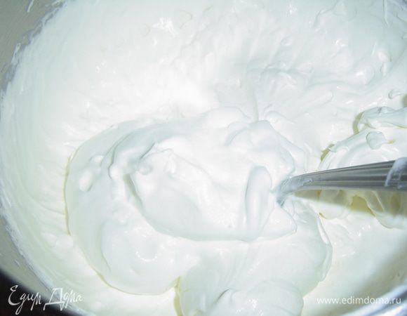 А теперь пришло время для приготовления крема,  для этого взбиваем сметану с половиной сахара до пышной массы, отдельно взбиваем сливки с оставшимся сахаром, а затем аккуратно подмешиваем сливки в сметану.