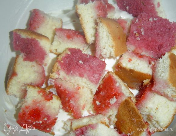 Наступил ответственный момент сбора торта. В первую очередь нарезанные кусочки бисквита кладем в крем и очень аккуратно (чтобы не превратить в месиво) перемешиваем.