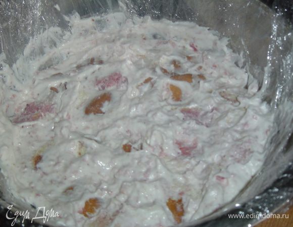 Затем треть этой массы выкладываем в глубокую  миску, предварительно выстеленную пищевой пленкой, и немного утрамбовываем.