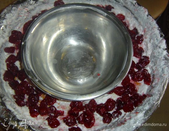 В центр помещаем миску небольшого диаметра и немного вдавливаем ее. По периметру выкладываем вишни,