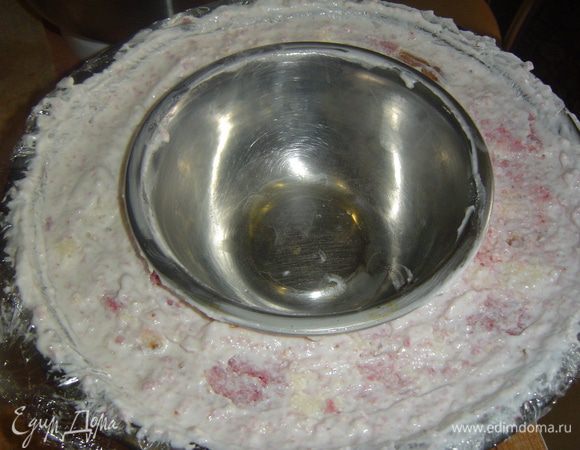 а сверху выкладываем оставшуюся массу, а затем аккуратно извлекаем миску.