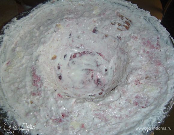 В торте получается вот такая выемка. Торт отправляем в холодильник, а сами готовим желе. Я брала готовое манговое желе, развела его в 250 мл (вместо 400 мл по инструкции), налила немного на дно мисочки (которую мы использовали для формирования выемки в торте), выложила треть клубники сверху и отправила в холодильник, когда желе схватилось, то выложила оставшуюся клубнику и залила оставшимся желе, и еще раз в холодильник до полного застывания.