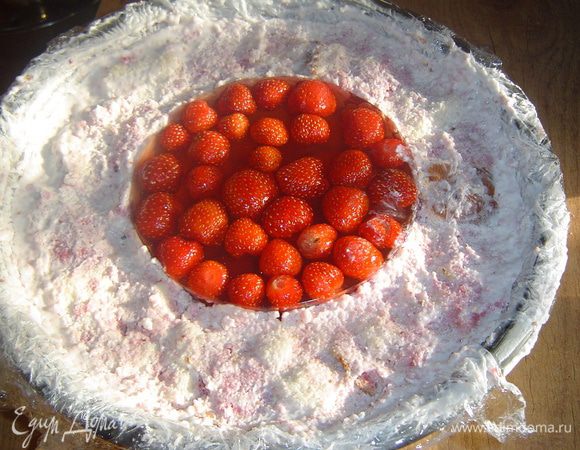 Желе застыло, торт охладился и пришло время соединить их. Для этого мисочку с желе я на пару секунд опустила в горячую воду, аккуратно перевернула на тарелку, а с тарелочки прямо в выемку в торте. Желе замечательно там разместилось.