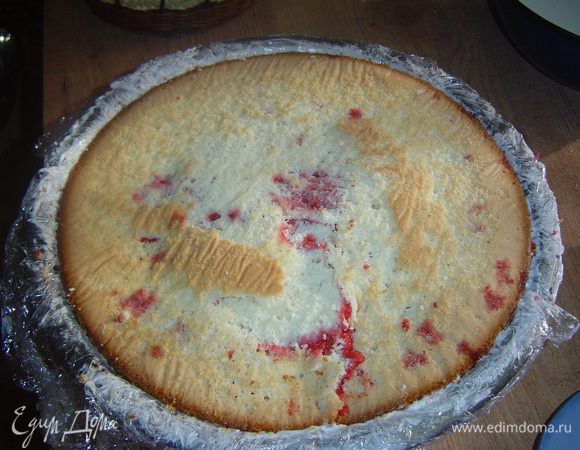 Нас дожидался еще один хорошо пропитанный корж, вот им я и накрыла всю конструкцию.