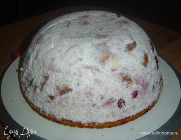А теперь аккуратненько перевернула на подставку и сняла пленку. Торт отправила в холодильник.