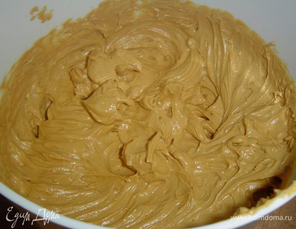 Приготовила крем из масла и сгущенки. Сначала взбиваем размягченное сливочное масло до пышности, а затем частями добавляем сгущенку,не прекращая взбивать. Получаем пышный крем,