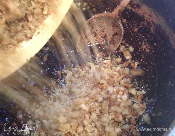 И добавить нарезанные орехи (именно нарезанные, а не измельченные в блендере!), продолжая перемешивать в течении 3-х минут.