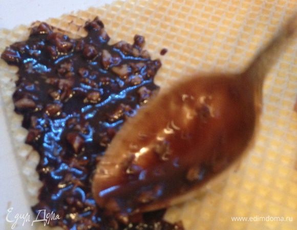 Затем, шоколадно-ореховой смесью, в горячем виде, смазываем каждый пласт, кроме последнего...