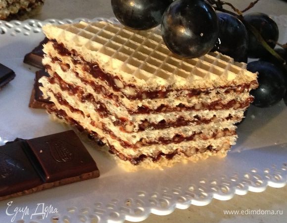 На торт необходимо поставить что-нибудь тяжелое, чтобы все его слои "склеились" между собой и оставить на несколько часов, а лучше на ночь. 
Дальше разрезаем на кусочки и наслаждаемся!