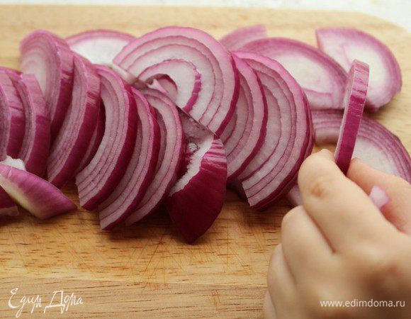 Лук нарезать полукольцами. Пока я делаю фото, кое-кто таскает лук))))))))))