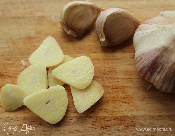 Чеснок нарезать пластинками.
