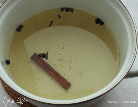 Для маринада вскипятить воду с солью, сахаром и специями. Варить 2-3 минуты.
