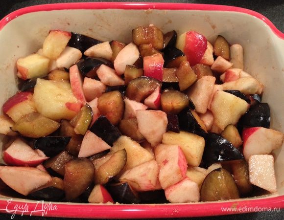 Разогреть духовку до 200 градусов.
Фрукты порезать, положить в форму для запекания, посыпать сахаром (в зависимости от сладости фруктов), ложку портвейна, корицу и перемешать.