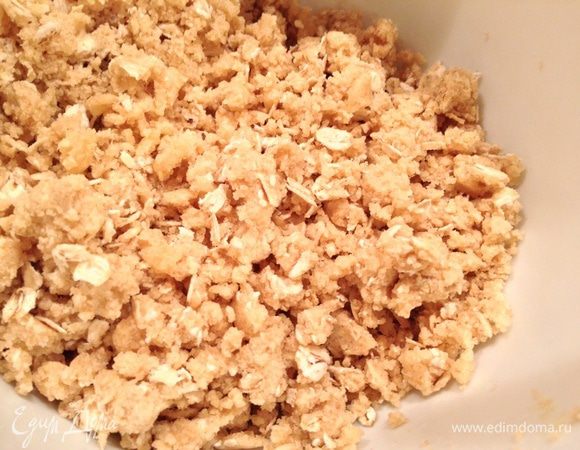 В миске смешать (рукой) масло, сахар, муку, овсяные хлопья до крупных крошек.